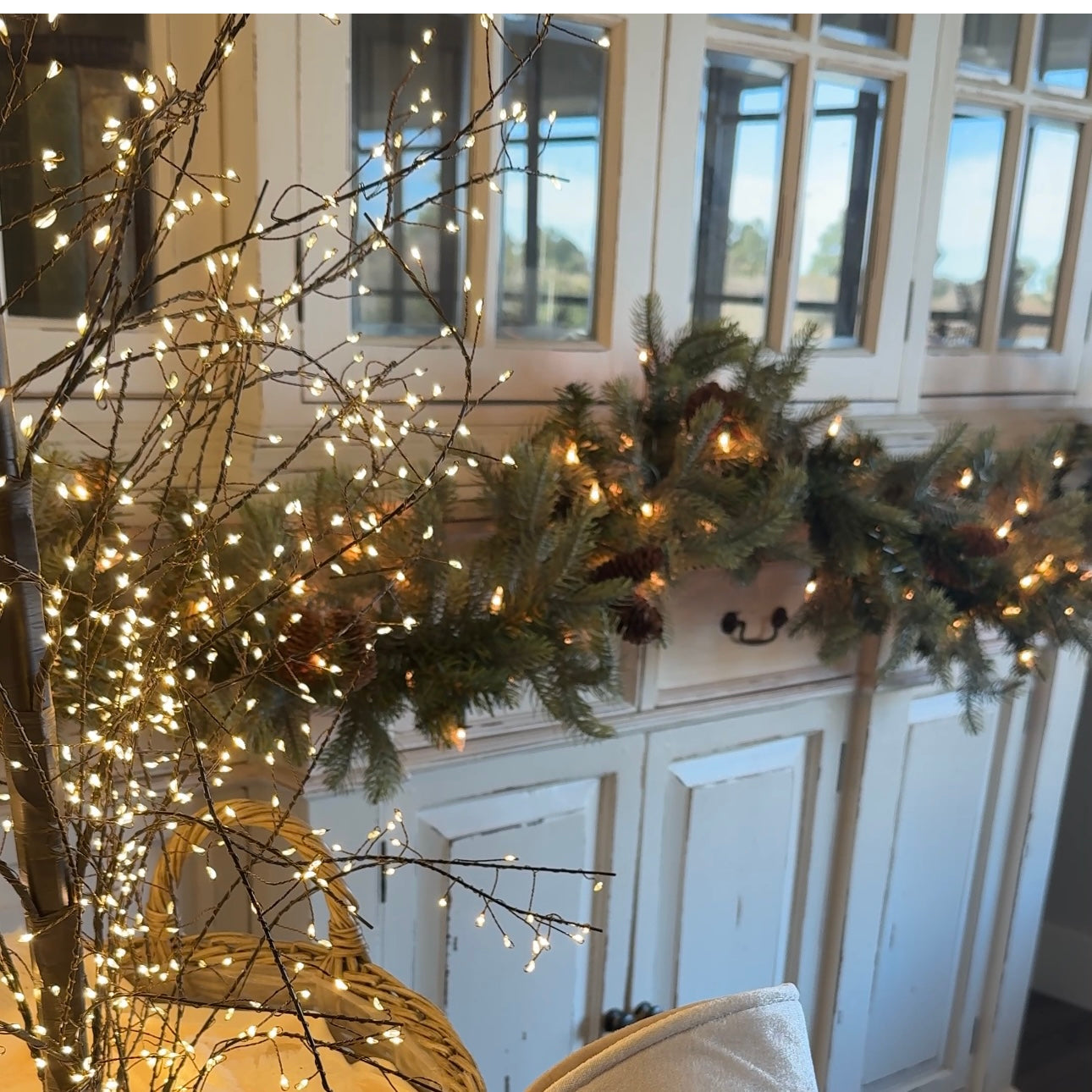 9-Foot Pre-Lit Warm Glow Garland with Pinecones