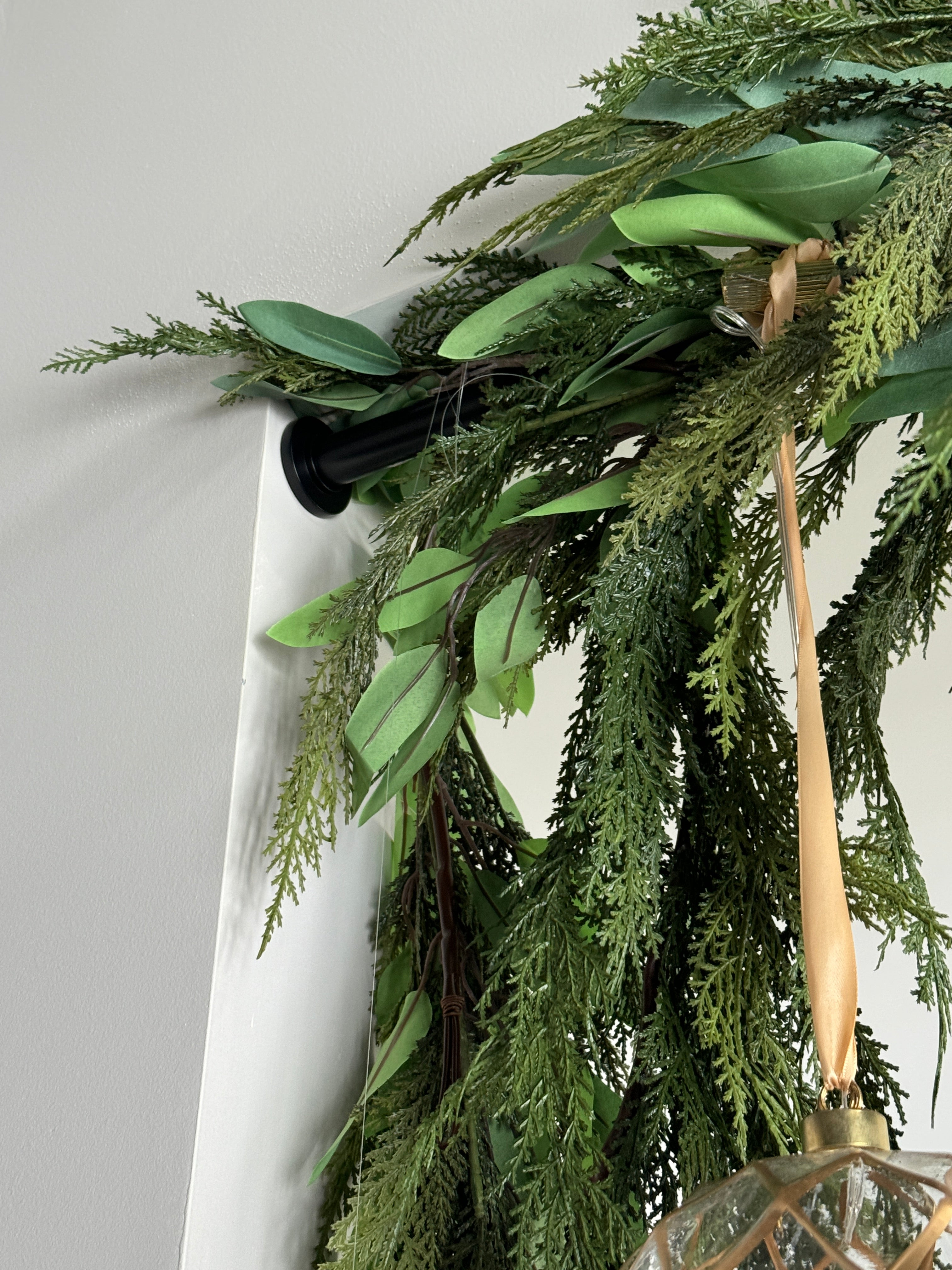 Majestic Illuminated Ensemble: 4 garlands + 6 Lighted Ornaments + Remote + 10 ball ornaments - Interior Delights