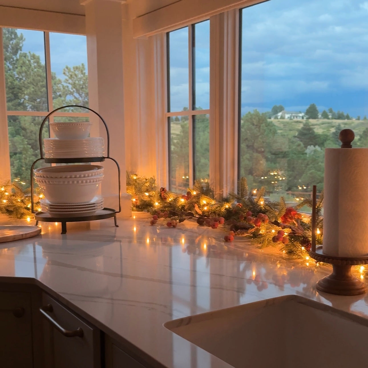 9-Foot Pre-Lit Warm Glow Garland with Pinecones