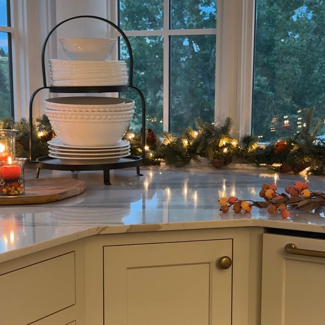9-Foot Pre-Lit Warm Glow Garland with Pinecones