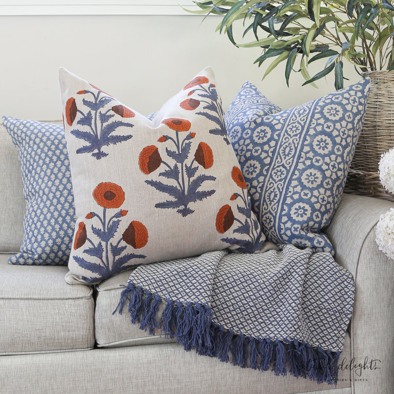 Detail view of the Luxe Bleu Médaillon Pillow Cover with hidden side zipper, highlighting the sophisticated French block-printed medallion style.