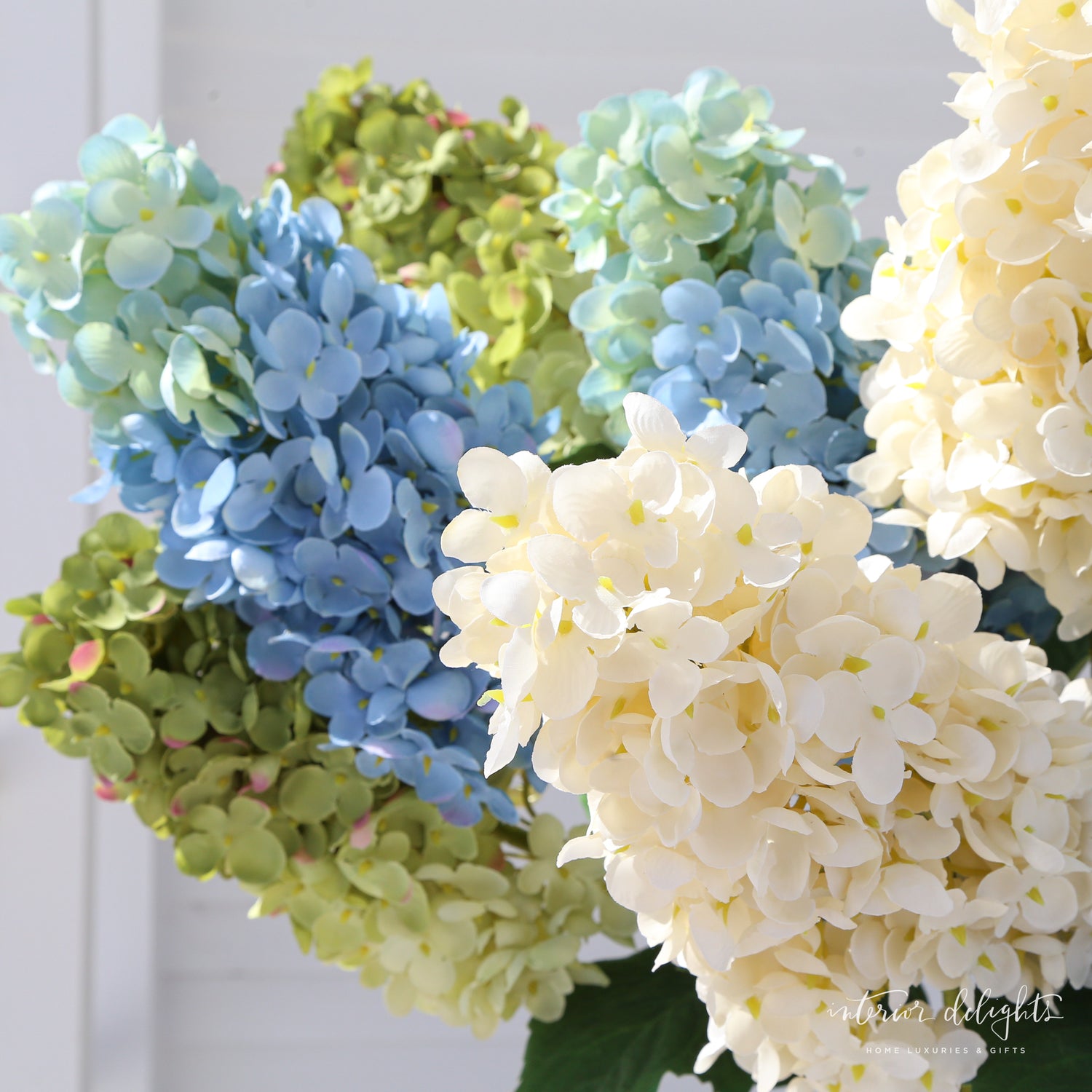 Summit Hydrangea stem in blue color, bringing a beautiful touch to any vase decoration.