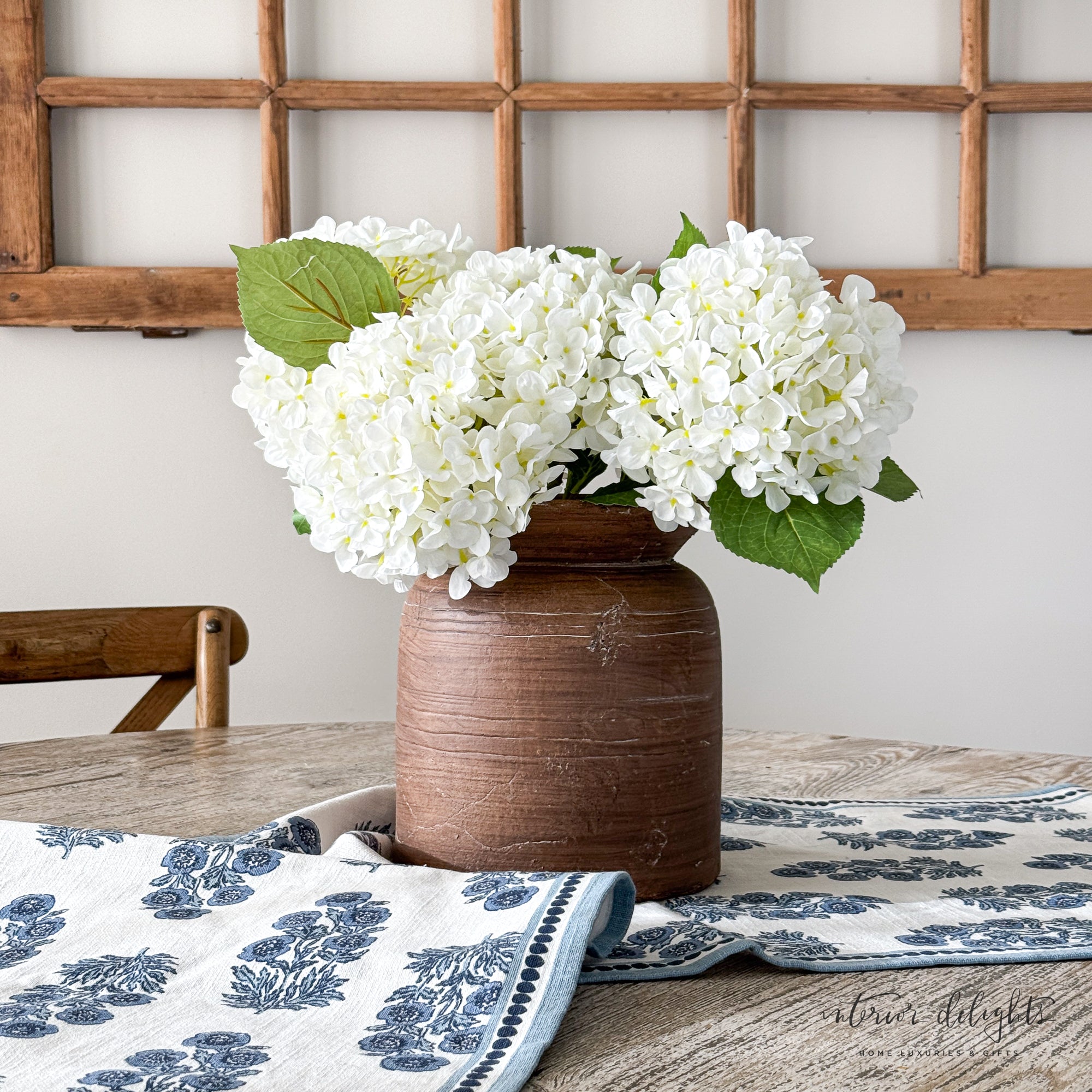Stylish arrangement with the 9" Brown Line Vase and Garden Angelica Picks, adding warmth to any space.
