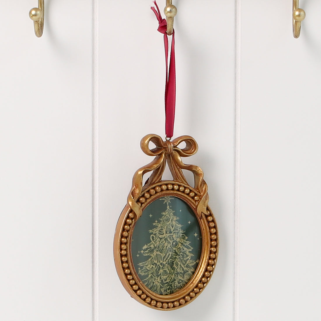 Oval Gold Frame Ornament