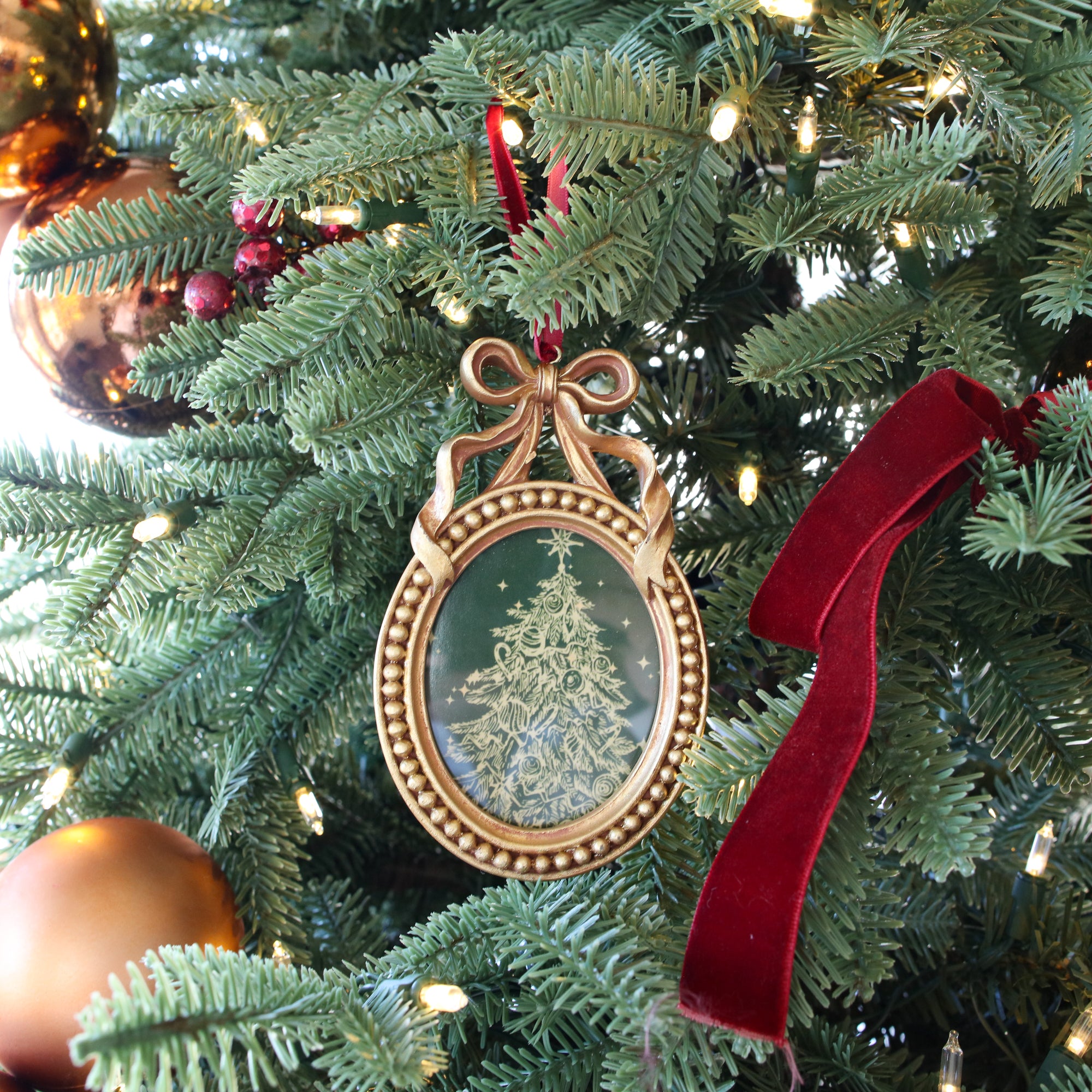 Oval Gold Frame Ornament