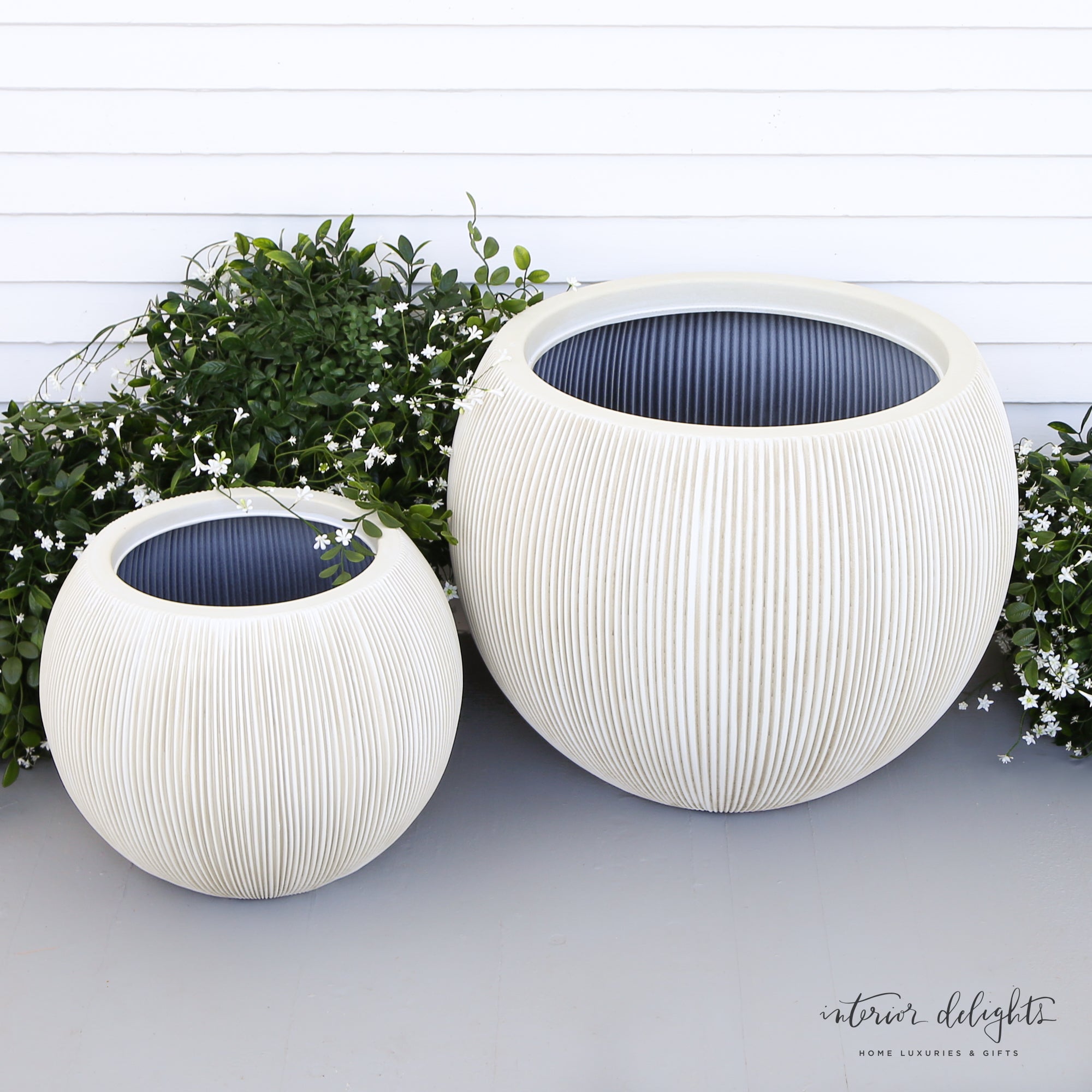 Round Textured Planter- Set of 2